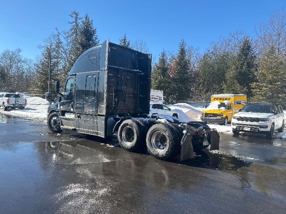 Sleeper Tractor-Heavy Duty Tractors-Freightliner-2019-T12664ST-Londonderry-NH-667,230\n\t\tmiles-$ 42,250 - Image 5