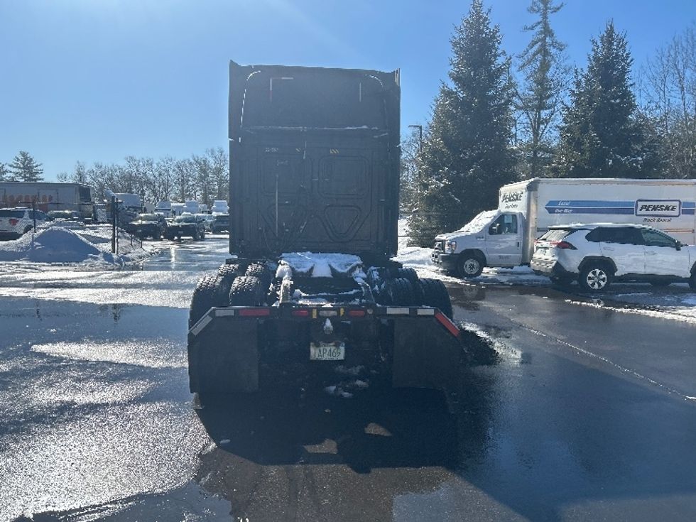 Sleeper Tractor-Heavy Duty Tractors-Freightliner-2019-T12664ST-Londonderry-NH-667,230\n\t\tmiles-$ 42,250 - Image 6