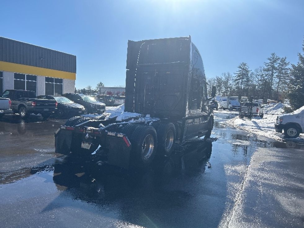 Sleeper Tractor-Heavy Duty Tractors-Freightliner-2019-T12664ST-Londonderry-NH-667,230\n\t\tmiles-$ 42,250 - Image 7