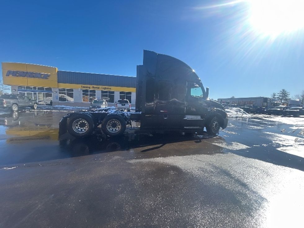 Sleeper Tractor-Heavy Duty Tractors-Freightliner-2019-T12664ST-Londonderry-NH-667,230\n\t\tmiles-$ 42,250 - Image 8