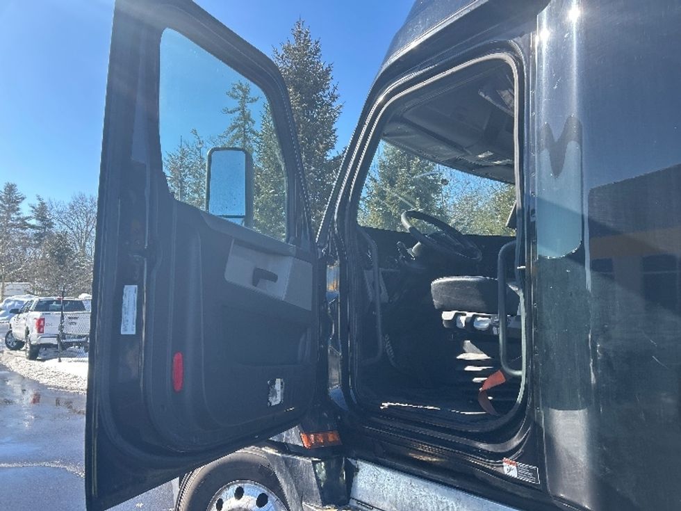 Sleeper Tractor-Heavy Duty Tractors-Freightliner-2019-T12664ST-Londonderry-NH-667,230\n\t\tmiles-$ 42,250 - Image 9