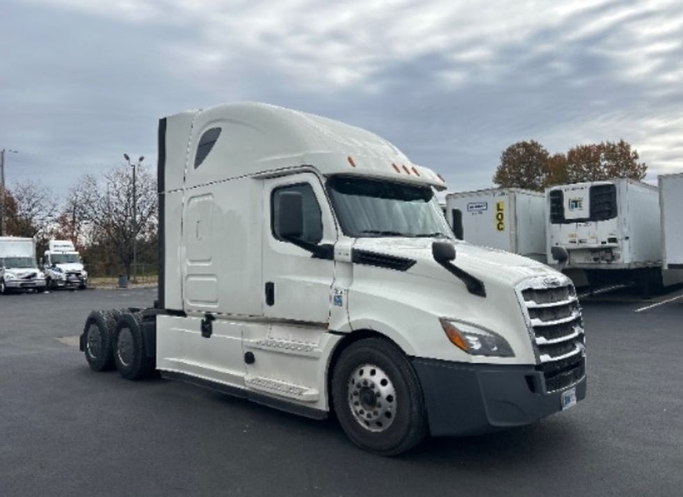 Sleeper Tractor-Heavy Duty Tractors-Freightliner-2019-T12664ST-Louisville-KY-437,868\n\t\tmiles-$ 61,500 - Image 1
