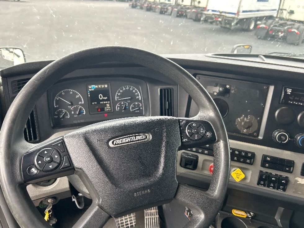 Sleeper Tractor-Heavy Duty Tractors-Freightliner-2019-T12664ST-Louisville-KY-437,868\n\t\tmiles-$ 61,500 - Image 11