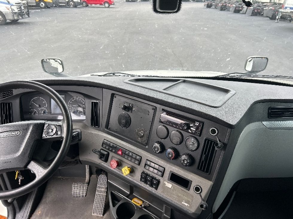 Sleeper Tractor-Heavy Duty Tractors-Freightliner-2019-T12664ST-Louisville-KY-437,868\n\t\tmiles-$ 61,500 - Image 12