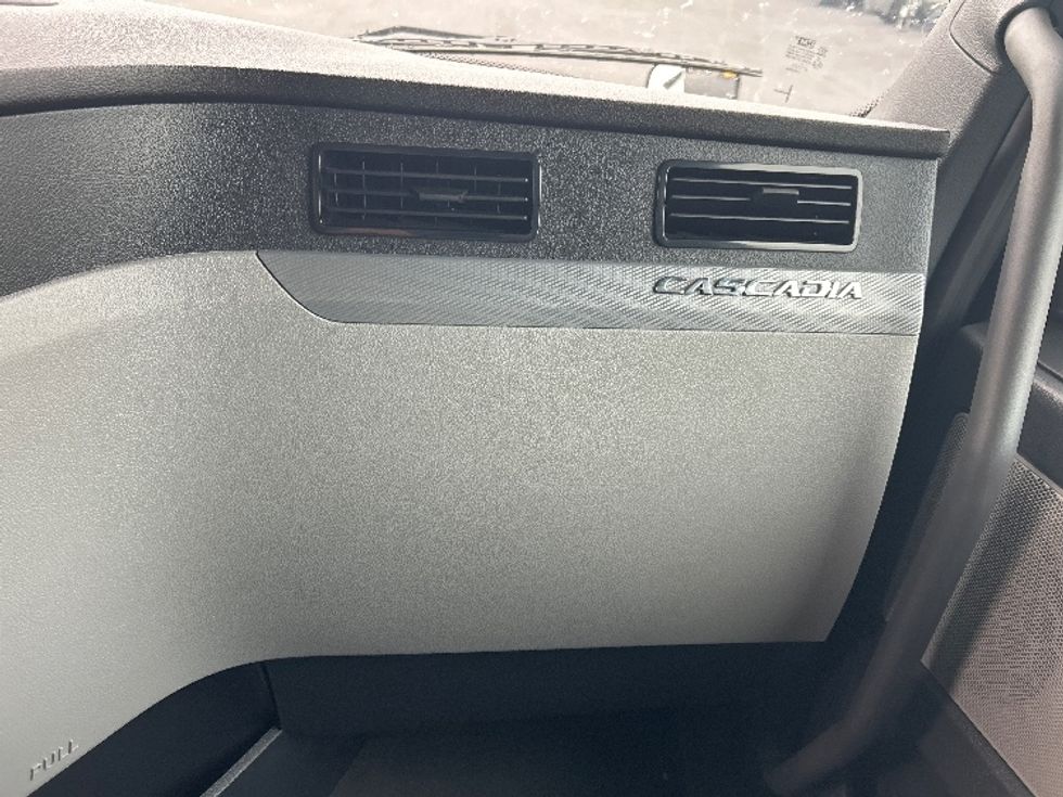 Sleeper Tractor-Heavy Duty Tractors-Freightliner-2019-T12664ST-Louisville-KY-437,868\n\t\tmiles-$ 61,500 - Image 14