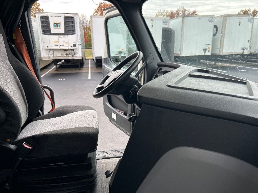 Sleeper Tractor-Heavy Duty Tractors-Freightliner-2019-T12664ST-Louisville-KY-437,868\n\t\tmiles-$ 61,500 - Image 15