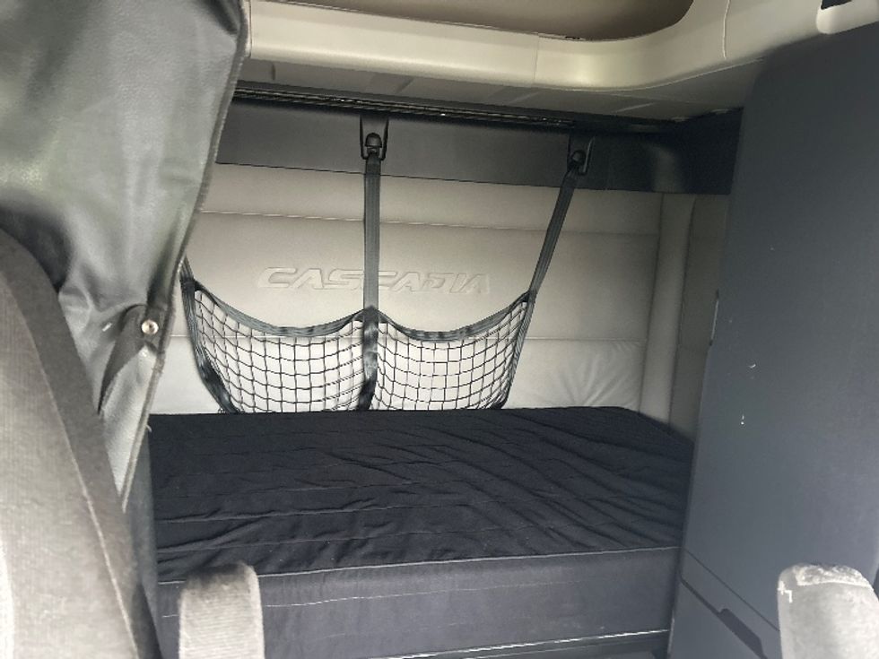 Sleeper Tractor-Heavy Duty Tractors-Freightliner-2019-T12664ST-Louisville-KY-437,868\n\t\tmiles-$ 61,500 - Image 16