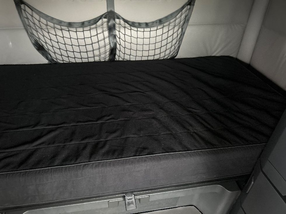 Sleeper Tractor-Heavy Duty Tractors-Freightliner-2019-T12664ST-Louisville-KY-437,868\n\t\tmiles-$ 61,500 - Image 17