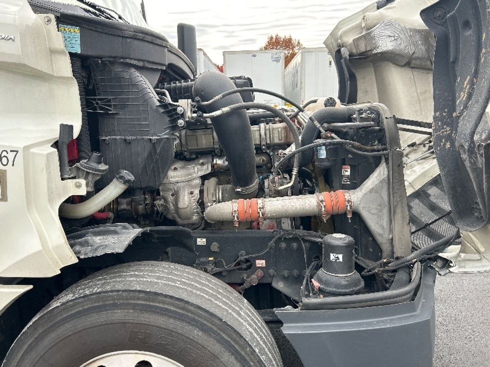 Sleeper Tractor-Heavy Duty Tractors-Freightliner-2019-T12664ST-Louisville-KY-437,868\n\t\tmiles-$ 61,500 - Image 18