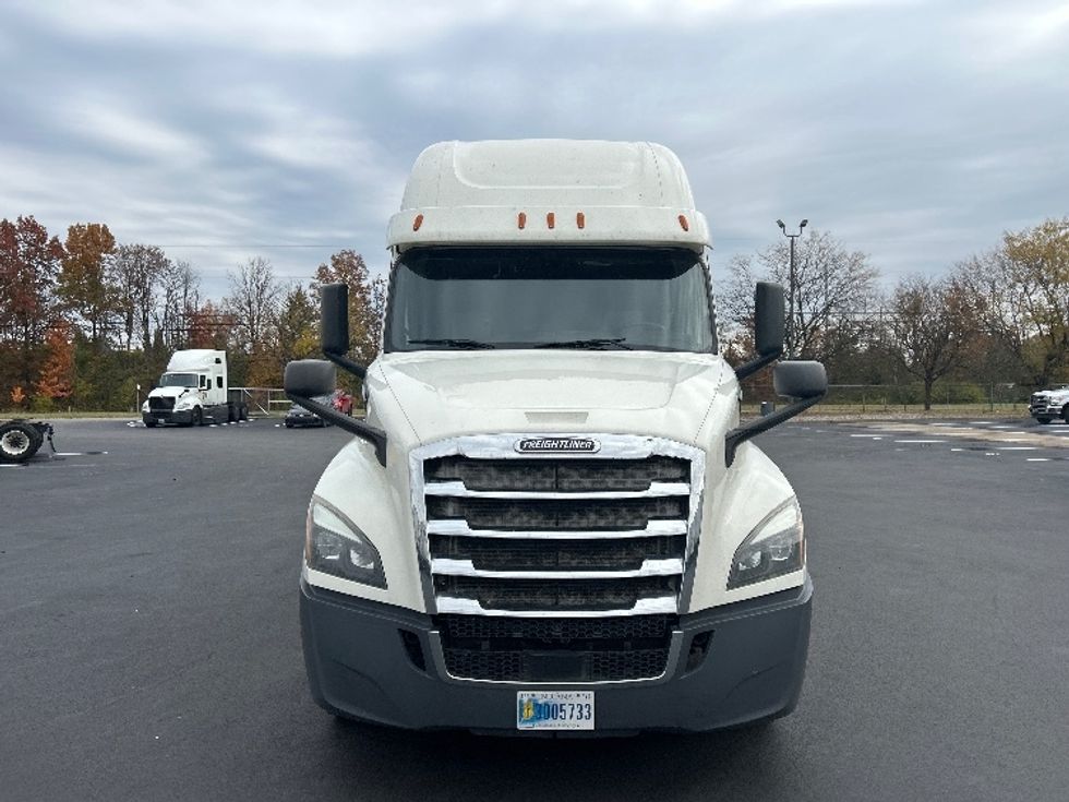 Sleeper Tractor-Heavy Duty Tractors-Freightliner-2019-T12664ST-Louisville-KY-437,868\n\t\tmiles-$ 61,500 - Image 2