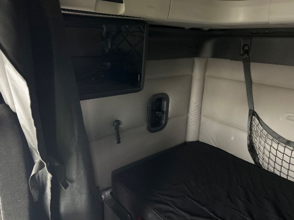 Sleeper Tractor-Heavy Duty Tractors-Freightliner-2019-T12664ST-Louisville-KY-437,868\n\t\tmiles-$ 61,500 - Image 20