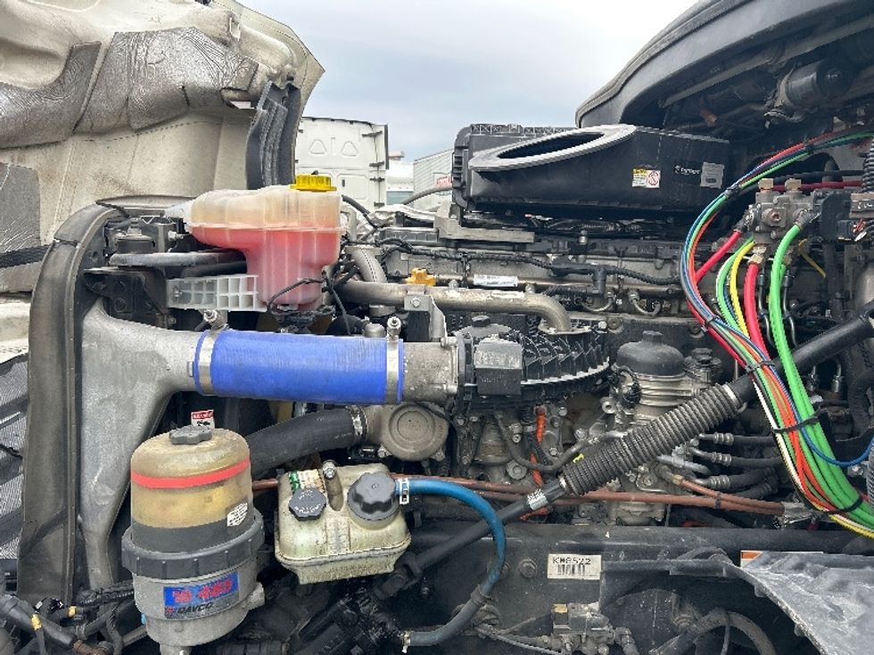 Sleeper Tractor-Heavy Duty Tractors-Freightliner-2019-T12664ST-Louisville-KY-437,868\n\t\tmiles-$ 61,500 - Image 21