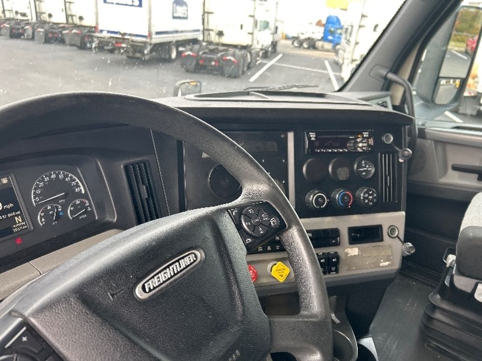 Sleeper Tractor-Heavy Duty Tractors-Freightliner-2019-T12664ST-Louisville-KY-437,868\n\t\tmiles-$ 61,500 - Image 4