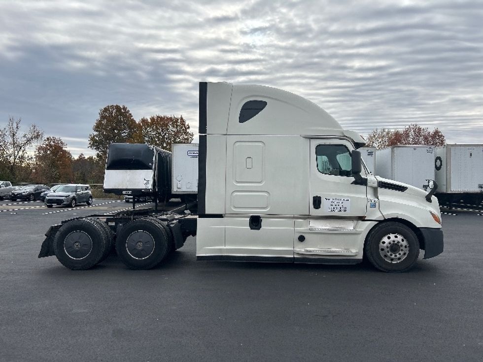 Sleeper Tractor-Heavy Duty Tractors-Freightliner-2019-T12664ST-Louisville-KY-437,868\n\t\tmiles-$ 61,500 - Image 7
