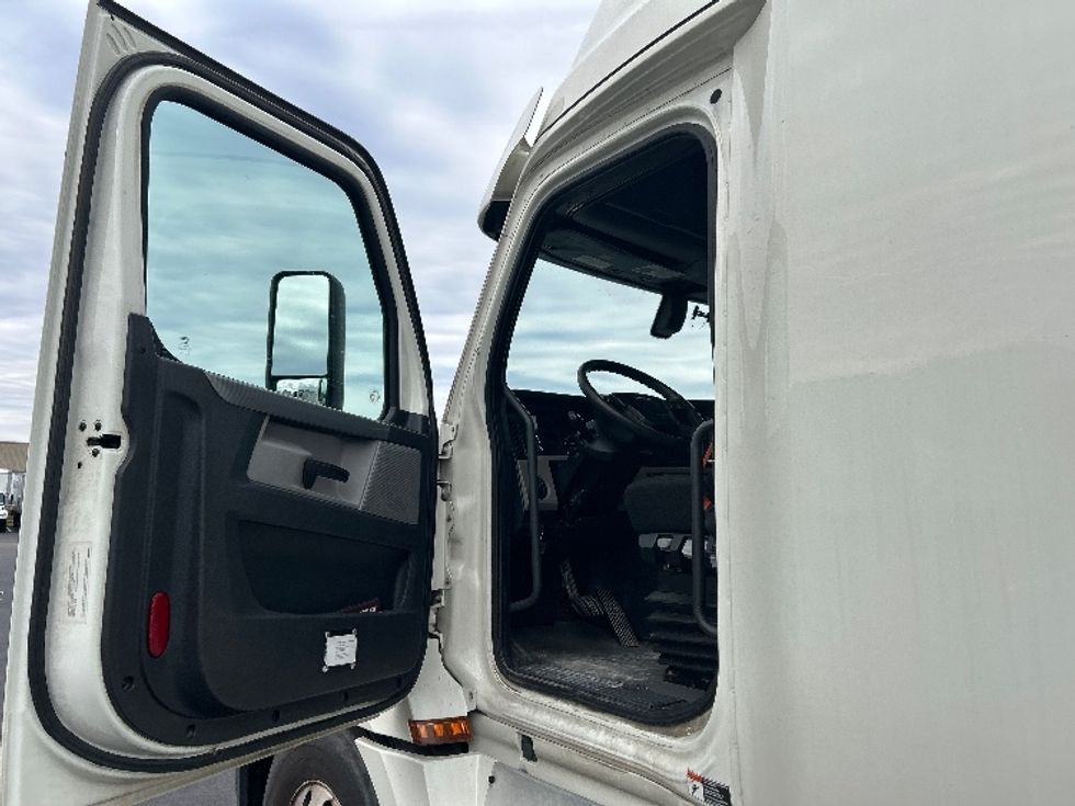 Sleeper Tractor-Heavy Duty Tractors-Freightliner-2019-T12664ST-Louisville-KY-437,868\n\t\tmiles-$ 61,500 - Image 8