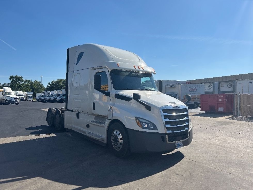 Sleeper Tractor-Heavy Duty Tractors-Freightliner-2019-T12664ST-Louisville-KY-457,699\n\t\tmiles-$ 61,250 - Image 1