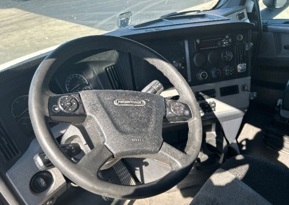 Sleeper Tractor-Heavy Duty Tractors-Freightliner-2019-T12664ST-Louisville-KY-457,699\n\t\tmiles-$ 61,250 - Image 10