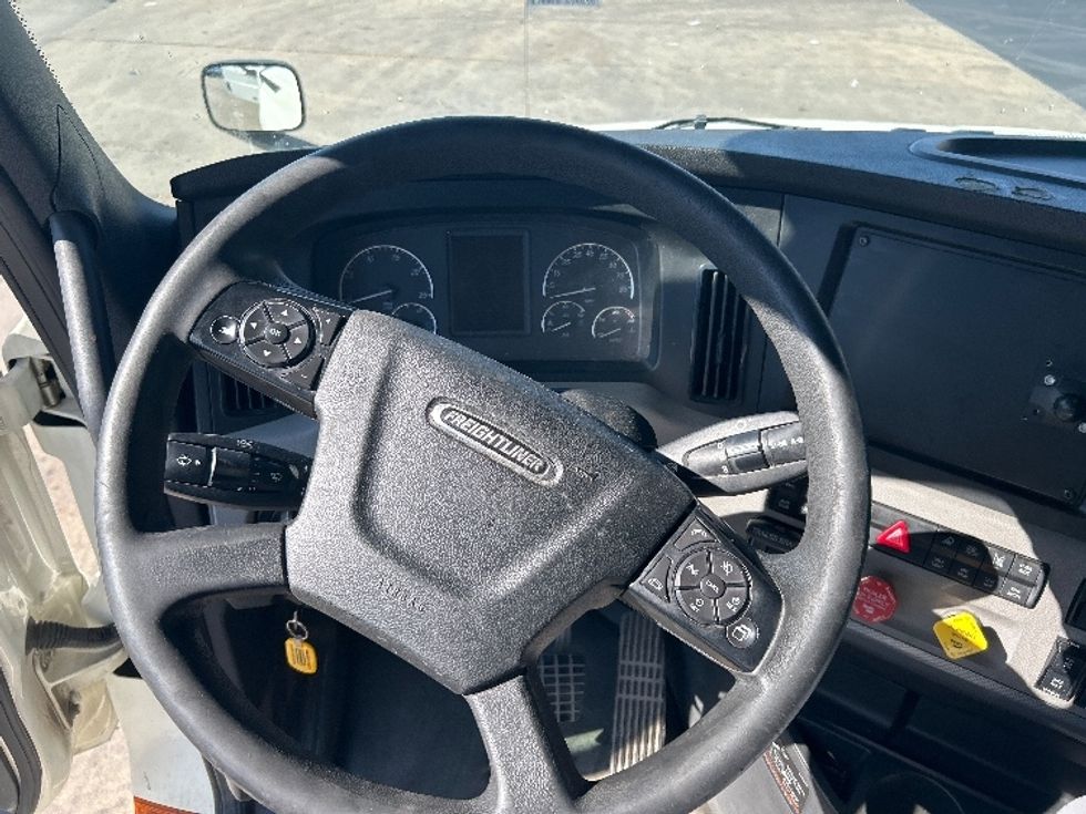 Sleeper Tractor-Heavy Duty Tractors-Freightliner-2019-T12664ST-Louisville-KY-457,699\n\t\tmiles-$ 61,250 - Image 11
