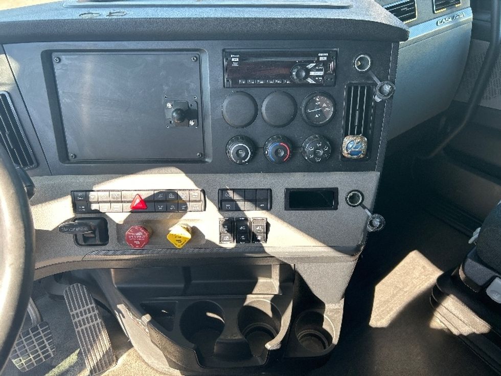 Sleeper Tractor-Heavy Duty Tractors-Freightliner-2019-T12664ST-Louisville-KY-457,699\n\t\tmiles-$ 61,250 - Image 12