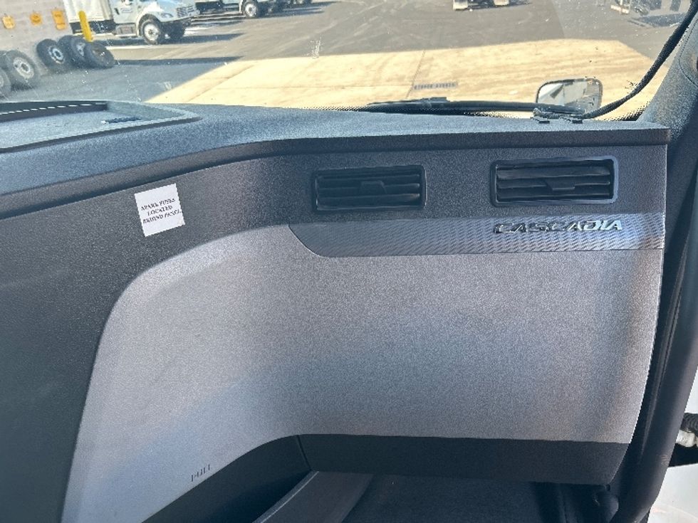 Sleeper Tractor-Heavy Duty Tractors-Freightliner-2019-T12664ST-Louisville-KY-457,699\n\t\tmiles-$ 61,250 - Image 14