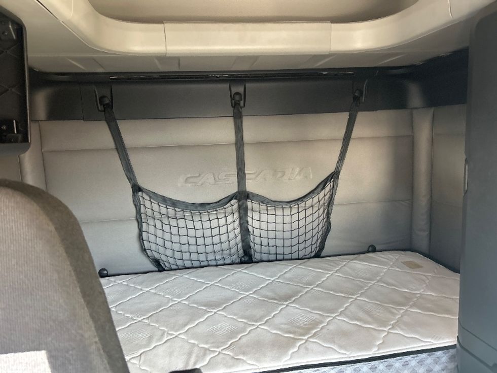 Sleeper Tractor-Heavy Duty Tractors-Freightliner-2019-T12664ST-Louisville-KY-457,699\n\t\tmiles-$ 61,250 - Image 16