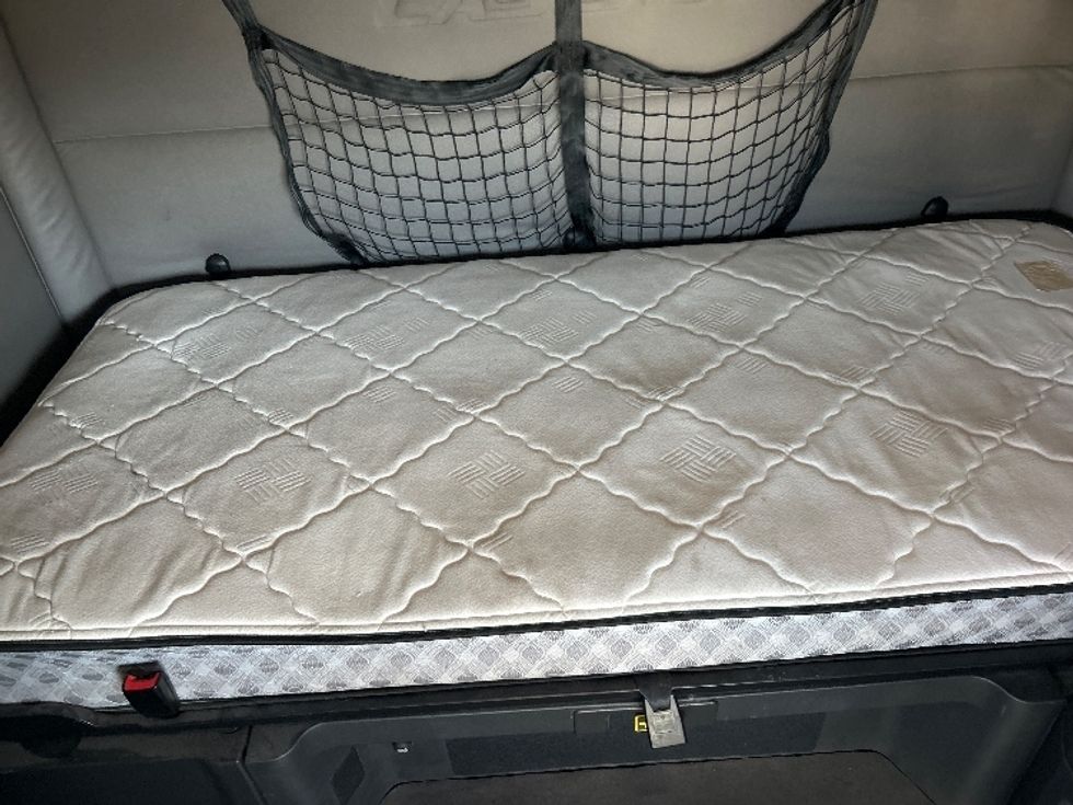 Sleeper Tractor-Heavy Duty Tractors-Freightliner-2019-T12664ST-Louisville-KY-457,699\n\t\tmiles-$ 61,250 - Image 17