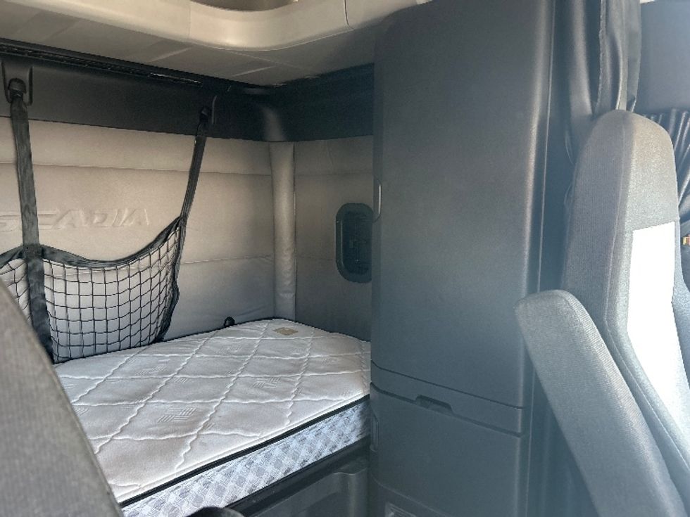 Sleeper Tractor-Heavy Duty Tractors-Freightliner-2019-T12664ST-Louisville-KY-457,699\n\t\tmiles-$ 61,250 - Image 18