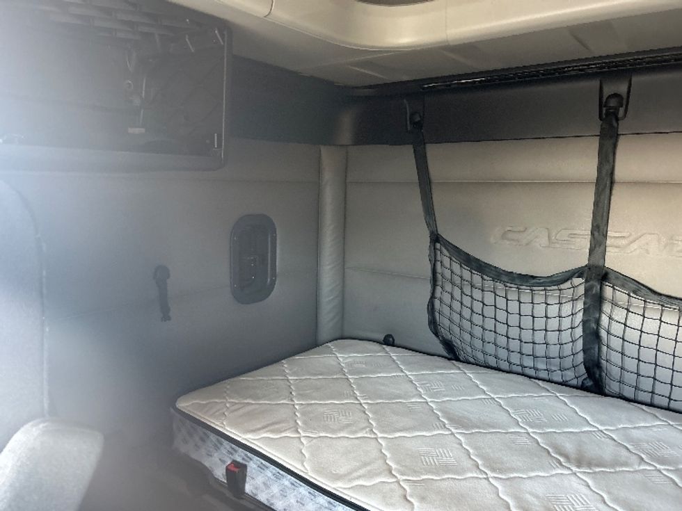 Sleeper Tractor-Heavy Duty Tractors-Freightliner-2019-T12664ST-Louisville-KY-457,699\n\t\tmiles-$ 61,250 - Image 19