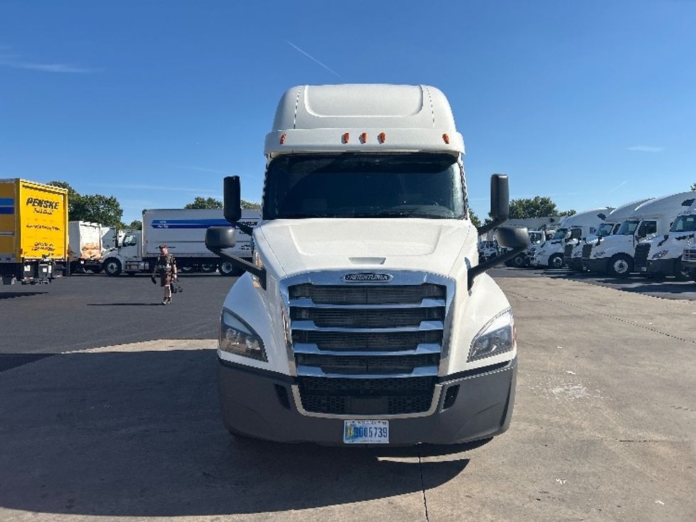 Sleeper Tractor-Heavy Duty Tractors-Freightliner-2019-T12664ST-Louisville-KY-457,699\n\t\tmiles-$ 61,250 - Image 2