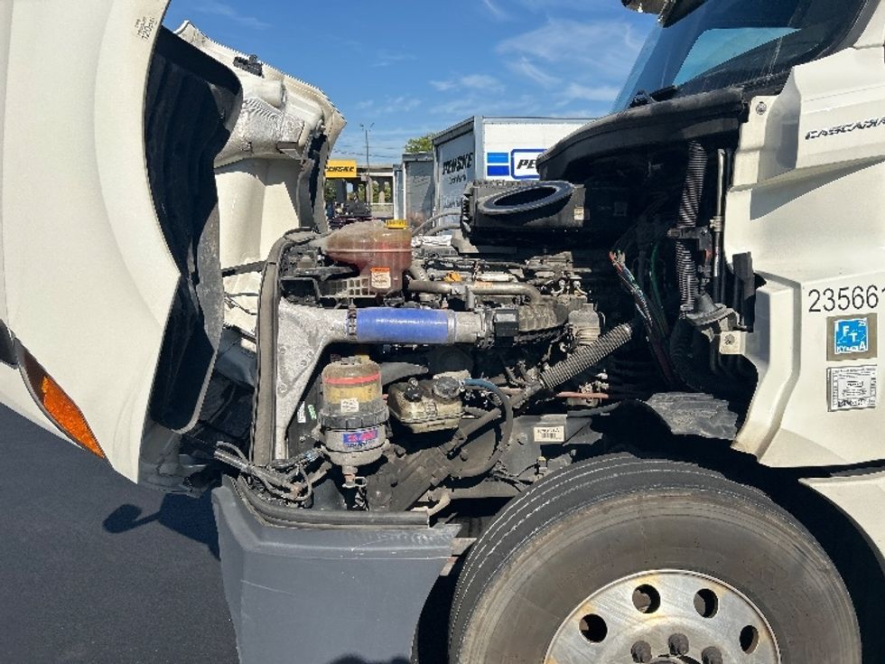 Sleeper Tractor-Heavy Duty Tractors-Freightliner-2019-T12664ST-Louisville-KY-457,699\n\t\tmiles-$ 61,250 - Image 21