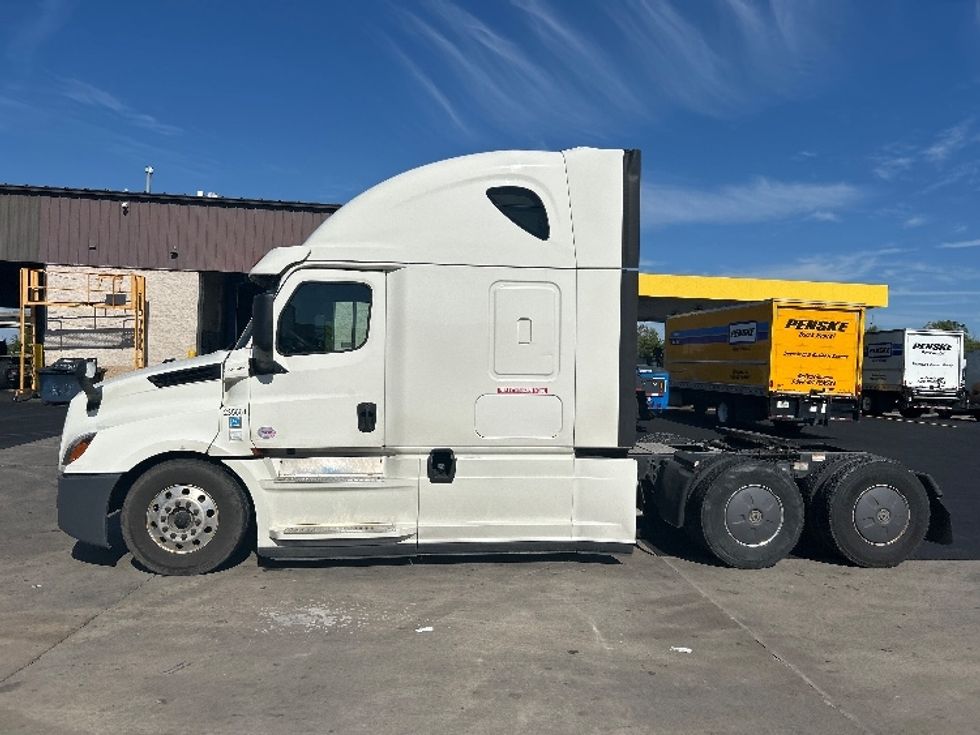 Sleeper Tractor-Heavy Duty Tractors-Freightliner-2019-T12664ST-Louisville-KY-457,699\n\t\tmiles-$ 61,250 - Image 4