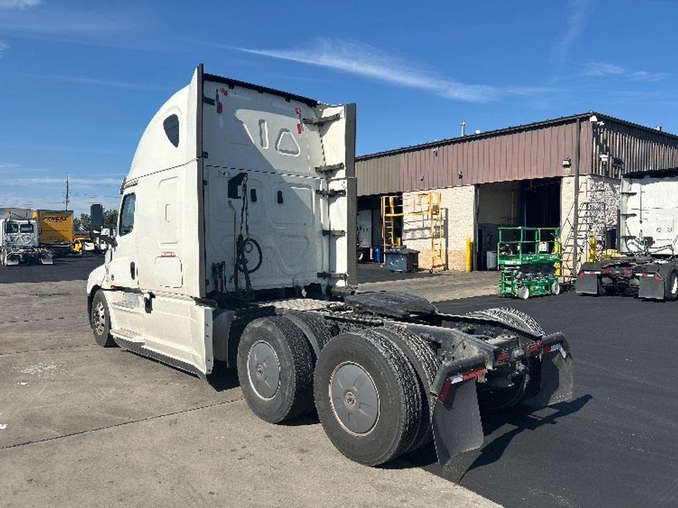 Sleeper Tractor-Heavy Duty Tractors-Freightliner-2019-T12664ST-Louisville-KY-457,699\n\t\tmiles-$ 61,250 - Image 5