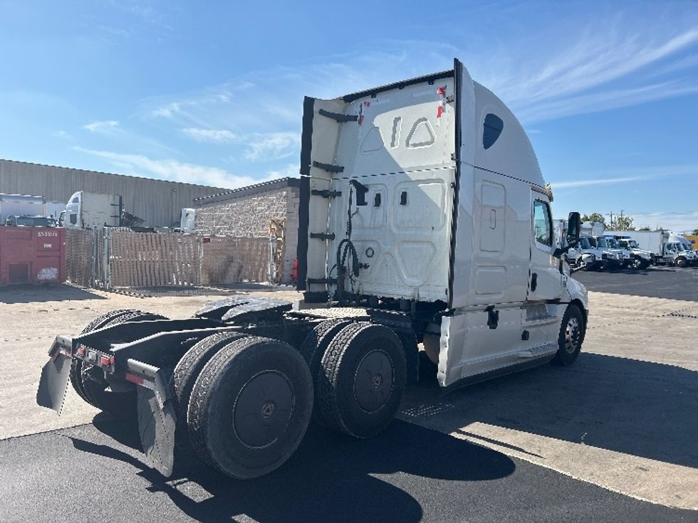Sleeper Tractor-Heavy Duty Tractors-Freightliner-2019-T12664ST-Louisville-KY-457,699\n\t\tmiles-$ 61,250 - Image 7