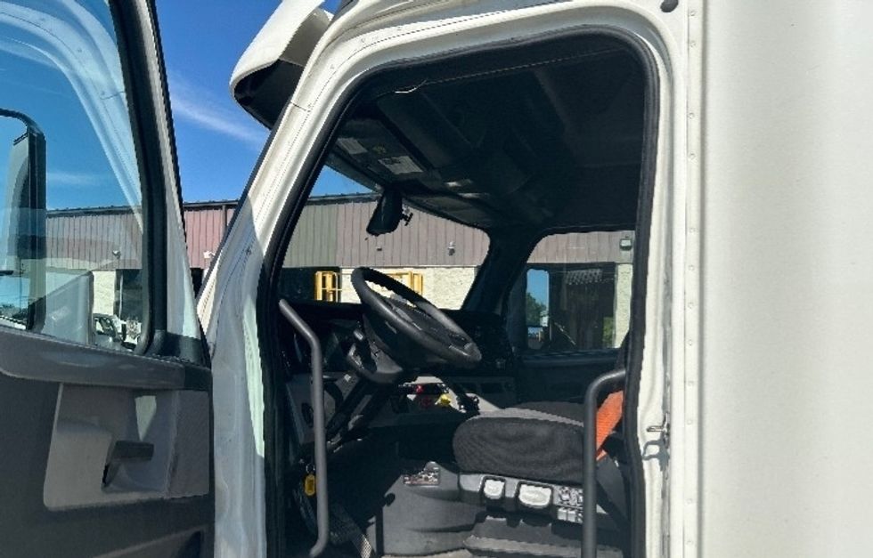 Sleeper Tractor-Heavy Duty Tractors-Freightliner-2019-T12664ST-Louisville-KY-457,699\n\t\tmiles-$ 61,250 - Image 9