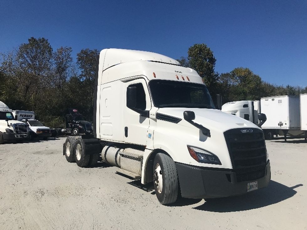 Sleeper Tractor-Heavy Duty Tractors-Freightliner-2019-T12664ST-Macon-GA-587,220\n\t\tmiles-$ 52,000 - Image 1