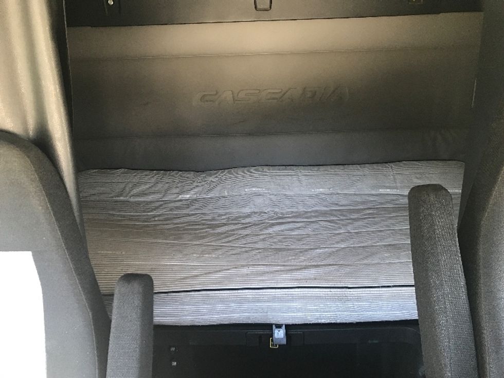 Sleeper Tractor-Heavy Duty Tractors-Freightliner-2019-T12664ST-Macon-GA-587,220\n\t\tmiles-$ 52,000 - Image 16