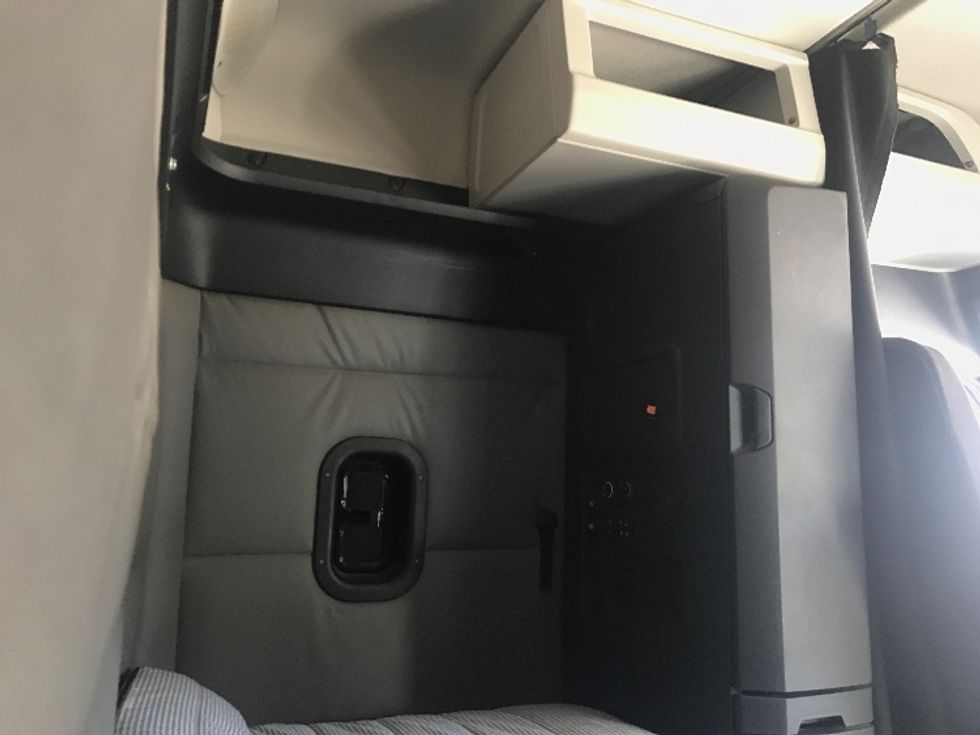 Sleeper Tractor-Heavy Duty Tractors-Freightliner-2019-T12664ST-Macon-GA-587,220\n\t\tmiles-$ 52,000 - Image 18