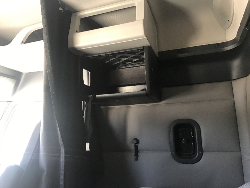 Sleeper Tractor-Heavy Duty Tractors-Freightliner-2019-T12664ST-Macon-GA-587,220\n\t\tmiles-$ 52,000 - Image 19