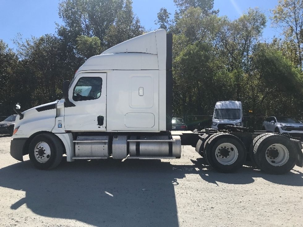 Sleeper Tractor-Heavy Duty Tractors-Freightliner-2019-T12664ST-Macon-GA-587,220\n\t\tmiles-$ 52,000 - Image 4