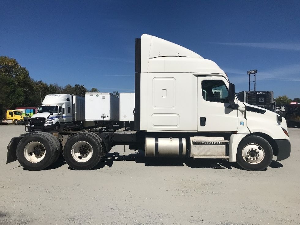 Sleeper Tractor-Heavy Duty Tractors-Freightliner-2019-T12664ST-Macon-GA-587,220\n\t\tmiles-$ 52,000 - Image 8