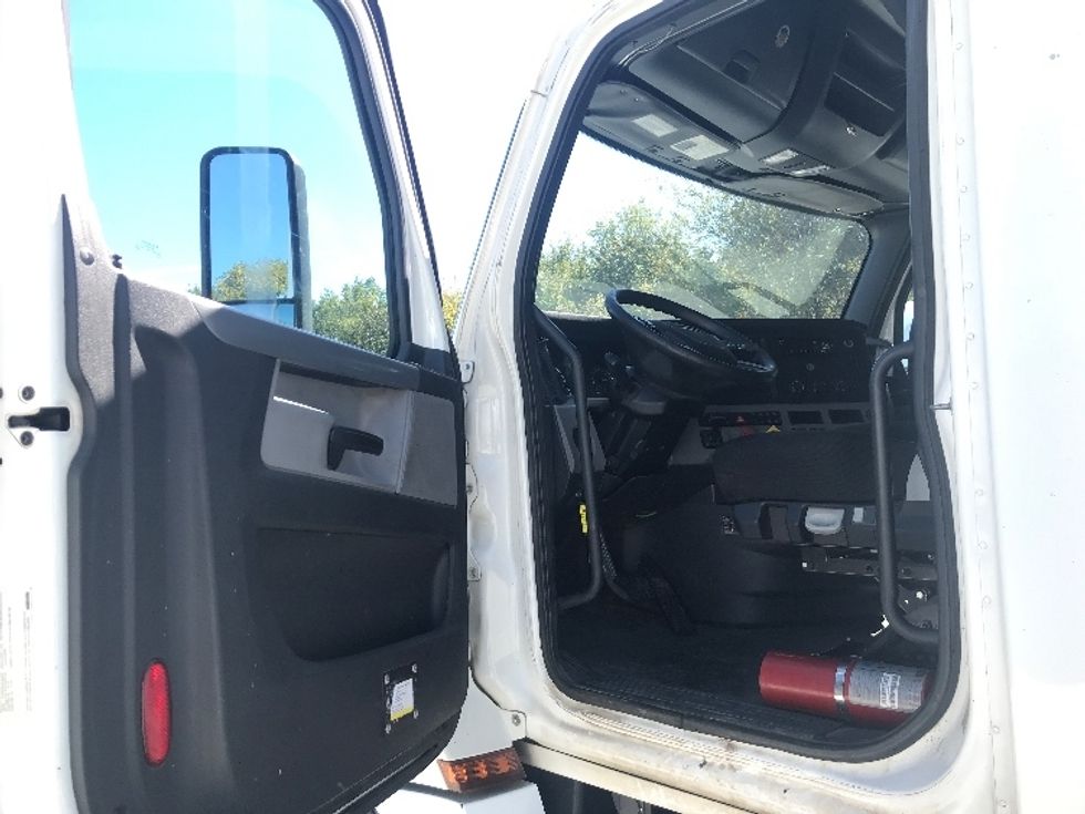 Sleeper Tractor-Heavy Duty Tractors-Freightliner-2019-T12664ST-Macon-GA-587,220\n\t\tmiles-$ 52,000 - Image 9