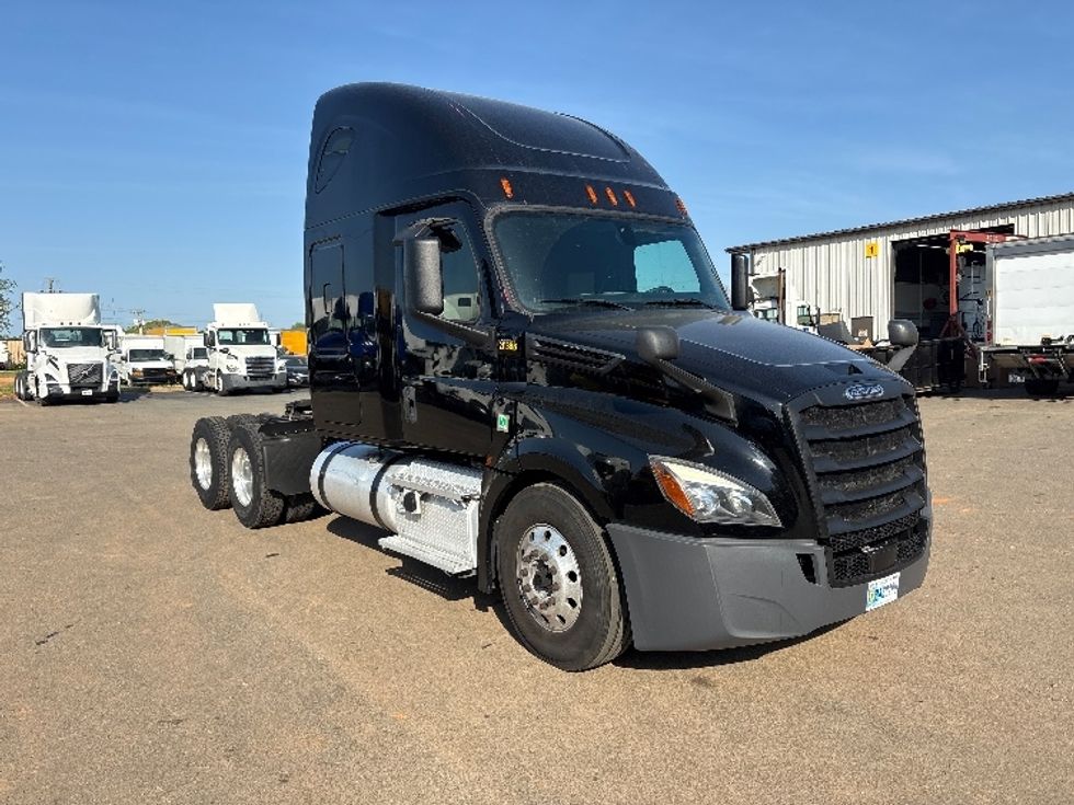 Sleeper Tractor-Heavy Duty Tractors-Freightliner-2019-T12664ST-Mebane-NC-368,439\n\t\tmiles-$ 90,500 - Image 1