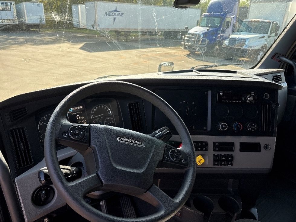 Sleeper Tractor-Heavy Duty Tractors-Freightliner-2019-T12664ST-Mebane-NC-368,439\n\t\tmiles-$ 90,500 - Image 10