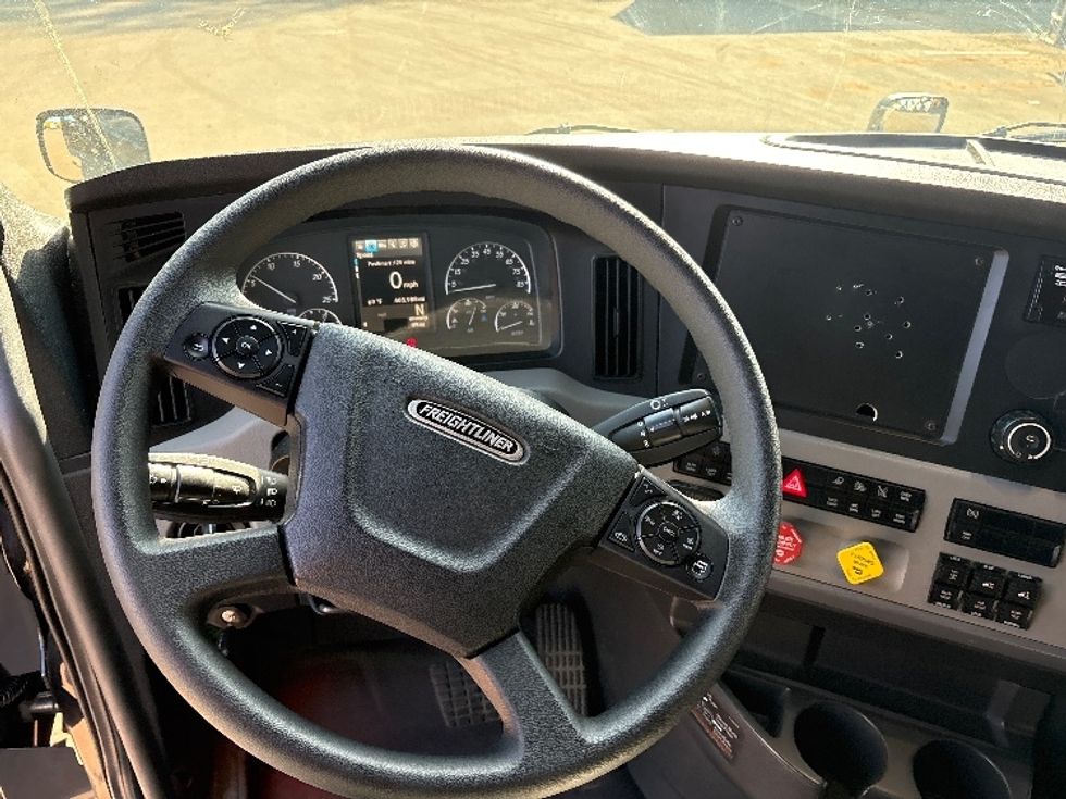 Sleeper Tractor-Heavy Duty Tractors-Freightliner-2019-T12664ST-Mebane-NC-368,439\n\t\tmiles-$ 90,500 - Image 11