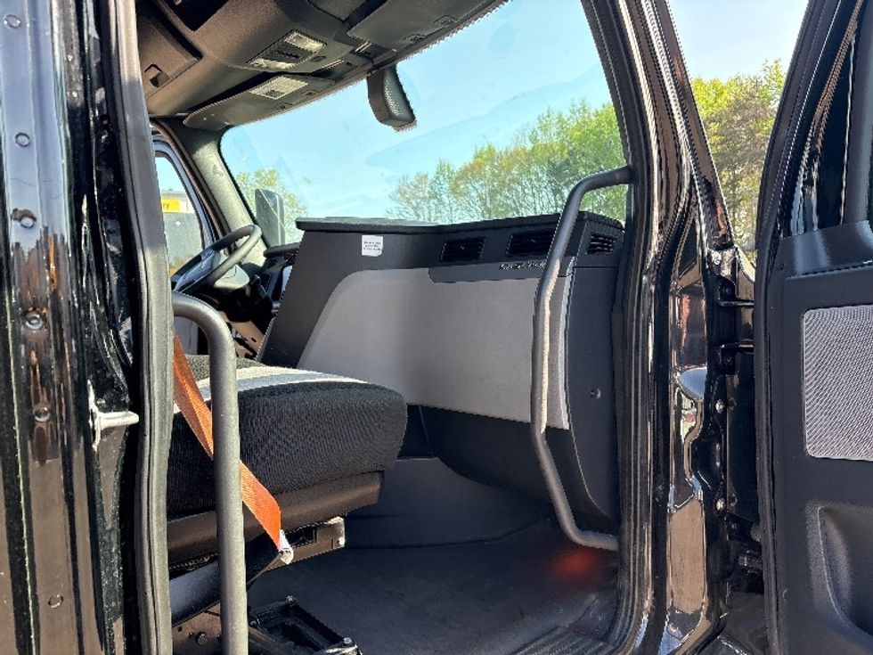 Sleeper Tractor-Heavy Duty Tractors-Freightliner-2019-T12664ST-Mebane-NC-368,439\n\t\tmiles-$ 90,500 - Image 13