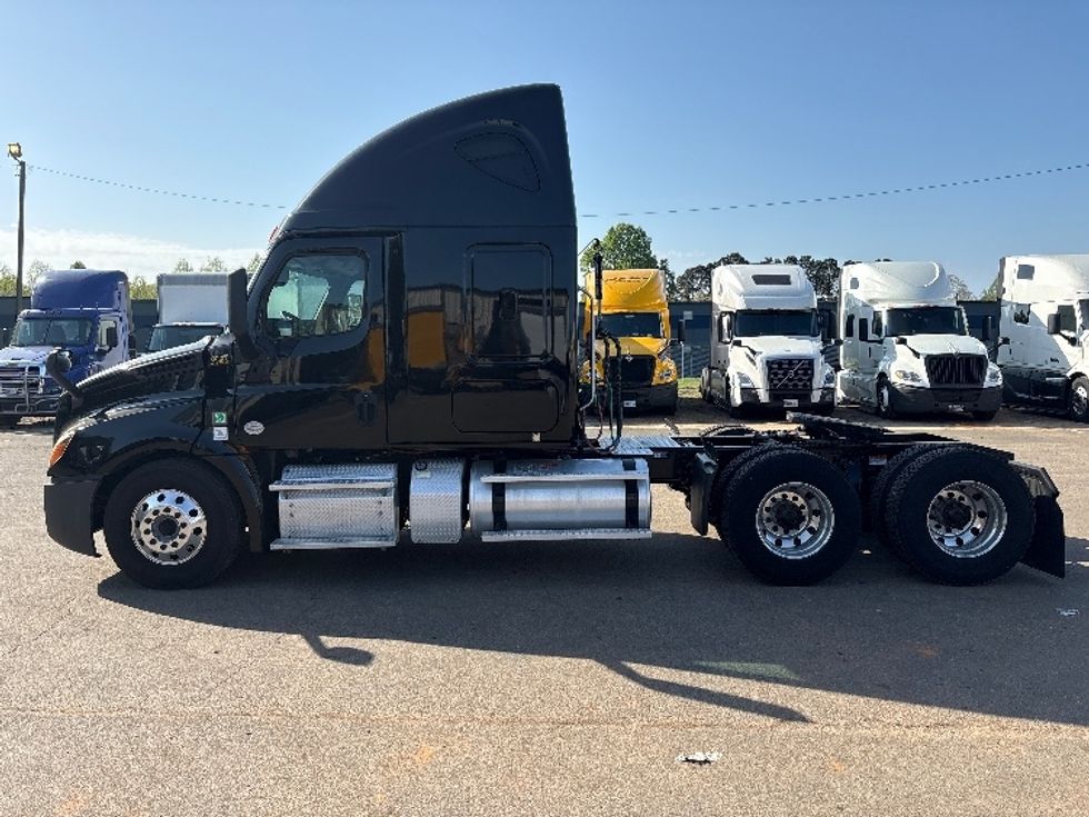 Sleeper Tractor-Heavy Duty Tractors-Freightliner-2019-T12664ST-Mebane-NC-368,439\n\t\tmiles-$ 90,500 - Image 4
