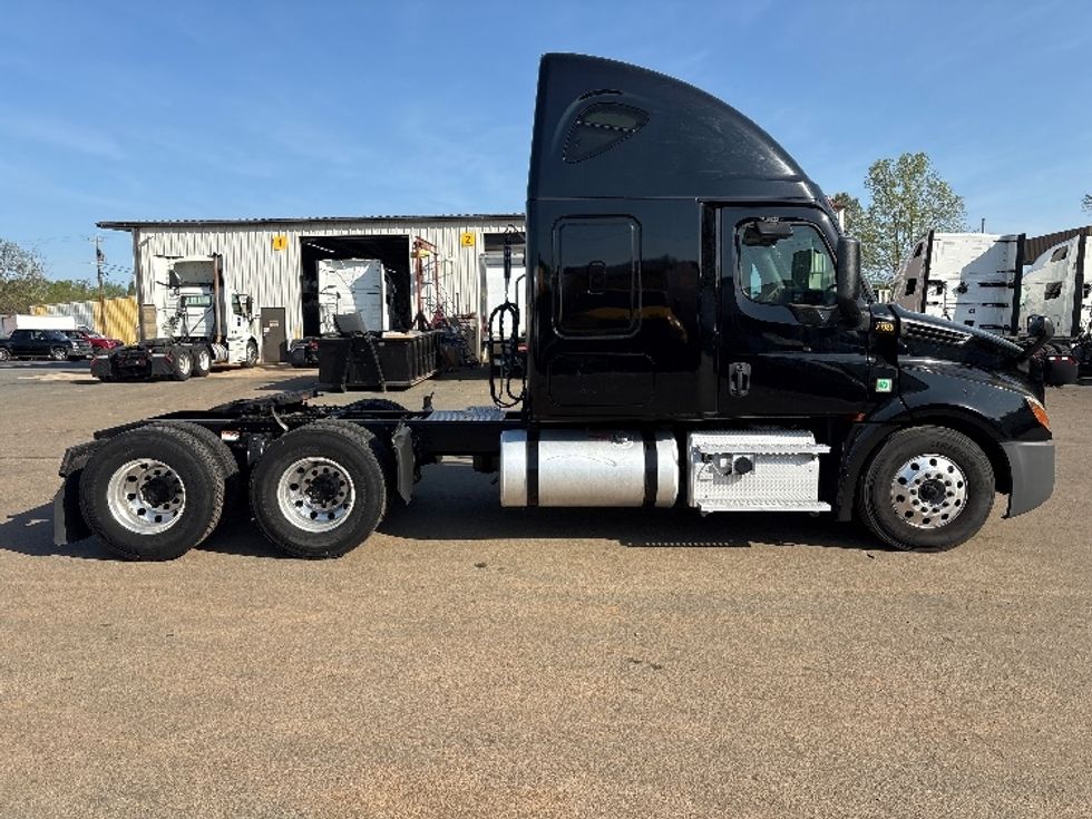 Sleeper Tractor-Heavy Duty Tractors-Freightliner-2019-T12664ST-Mebane-NC-368,439\n\t\tmiles-$ 90,500 - Image 8
