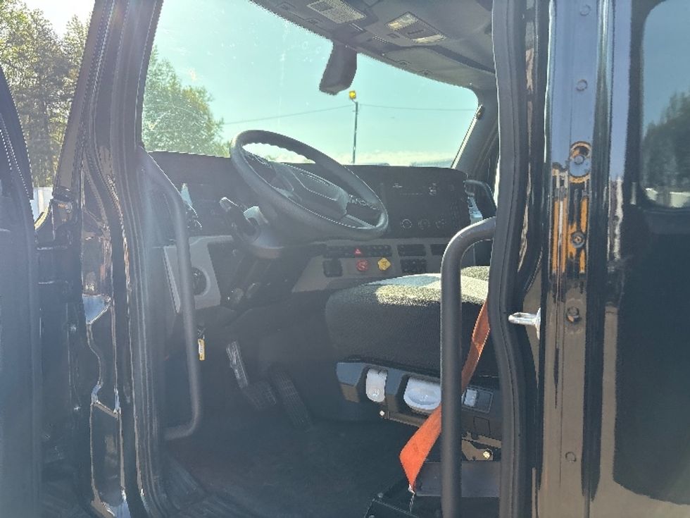 Sleeper Tractor-Heavy Duty Tractors-Freightliner-2019-T12664ST-Mebane-NC-368,439\n\t\tmiles-$ 90,500 - Image 9