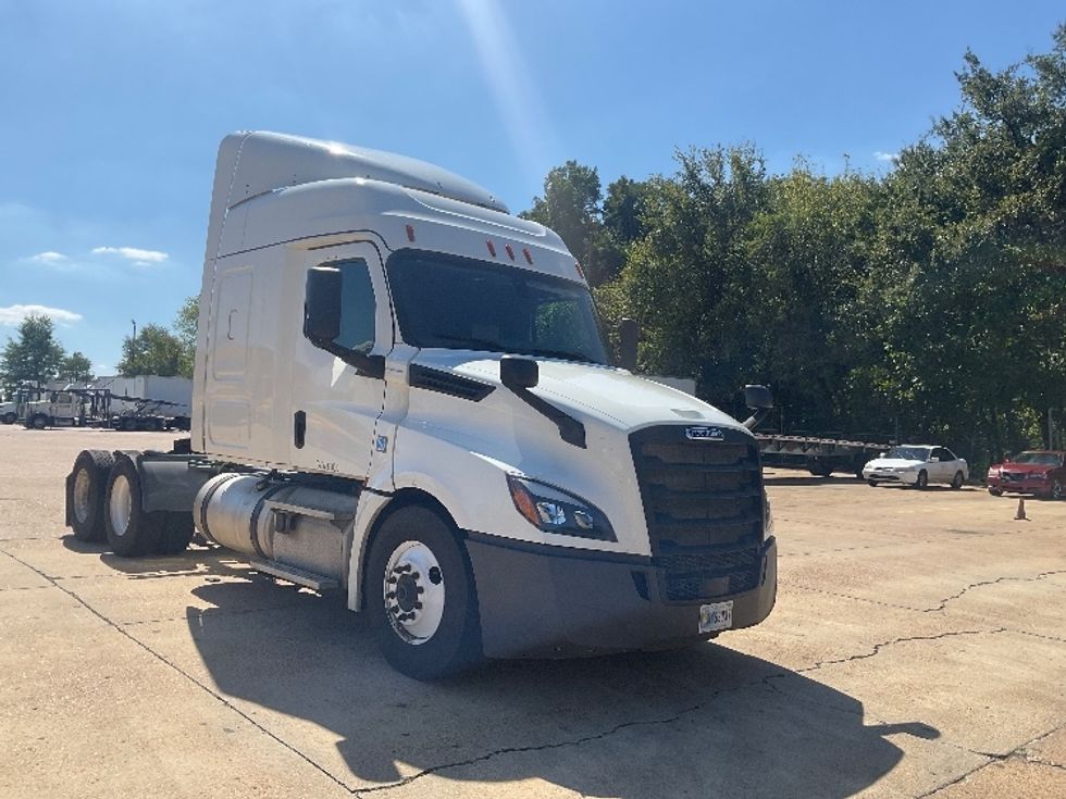 Sleeper Tractor-Heavy Duty Tractors-Freightliner-2019-T12664ST-Memphis-TN-635,890\n\t\tmiles-$ 51,250 - Image 1