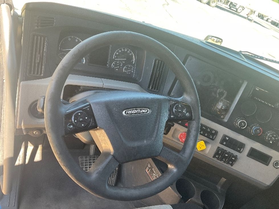 Sleeper Tractor-Heavy Duty Tractors-Freightliner-2019-T12664ST-Memphis-TN-635,890\n\t\tmiles-$ 51,250 - Image 11